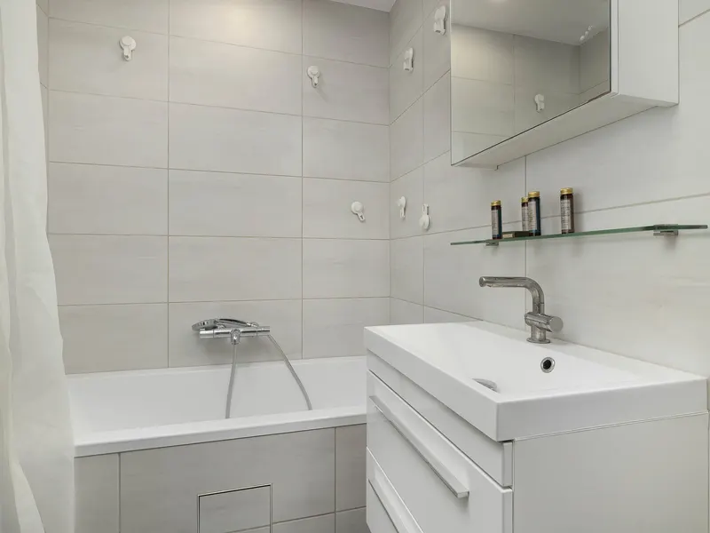 Przestronny Apartament z Balkonem i Biurkiem | Wanna – zdjęcie 5