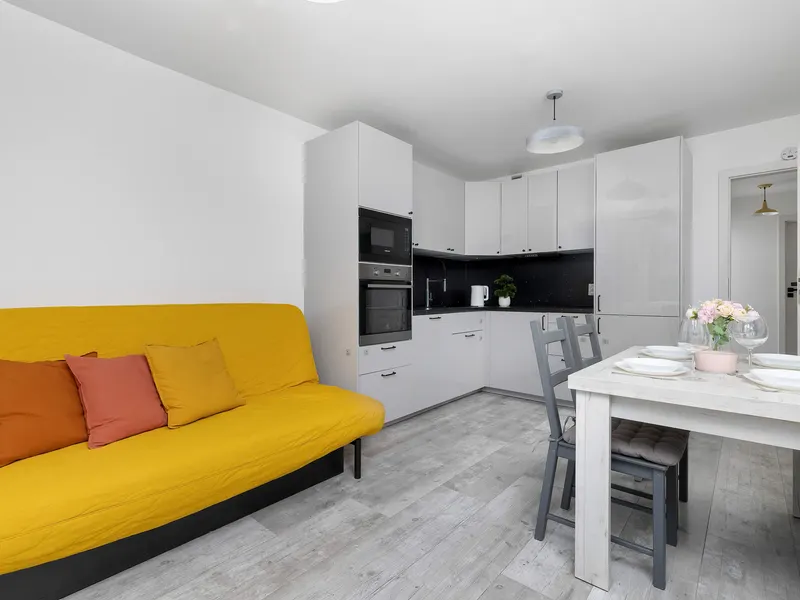 Przestronny Apartament z Balkonem i Biurkiem | Wanna – zdjęcie 1