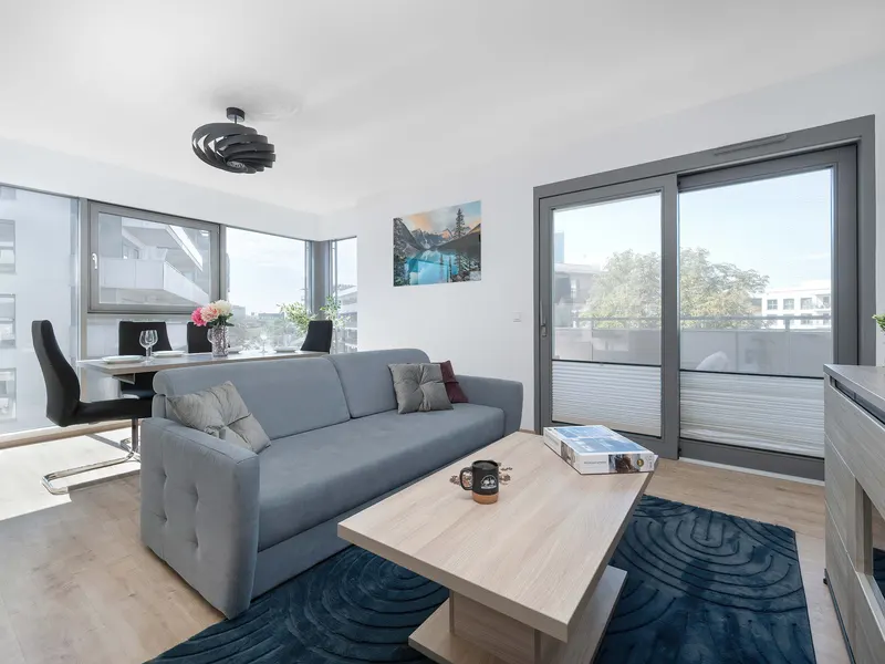 Przestronny Apartament z Balkonem | 2 Sypialnie | Biurko – zdjęcie 1