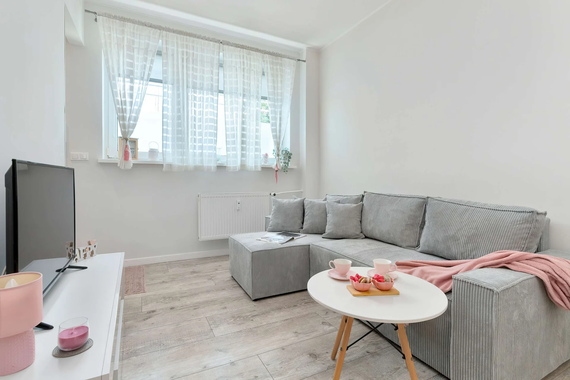 Unwind on the comfortable sofa that can be converted into double bed.