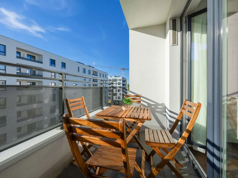 Jasny Apartament z Balkonem | Miejsce do Pracy – zdjęcie 4