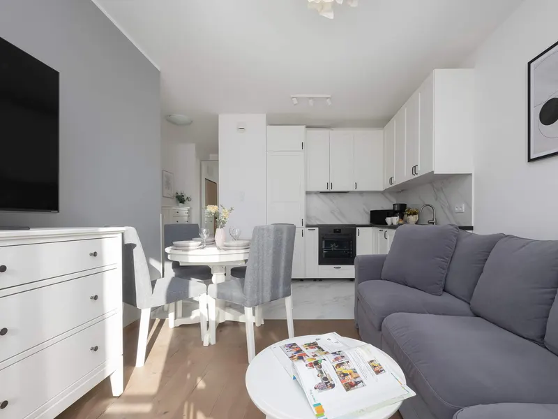 Jasny Apartament z Balkonem | Miejsce do Pracy – zdjęcie 1