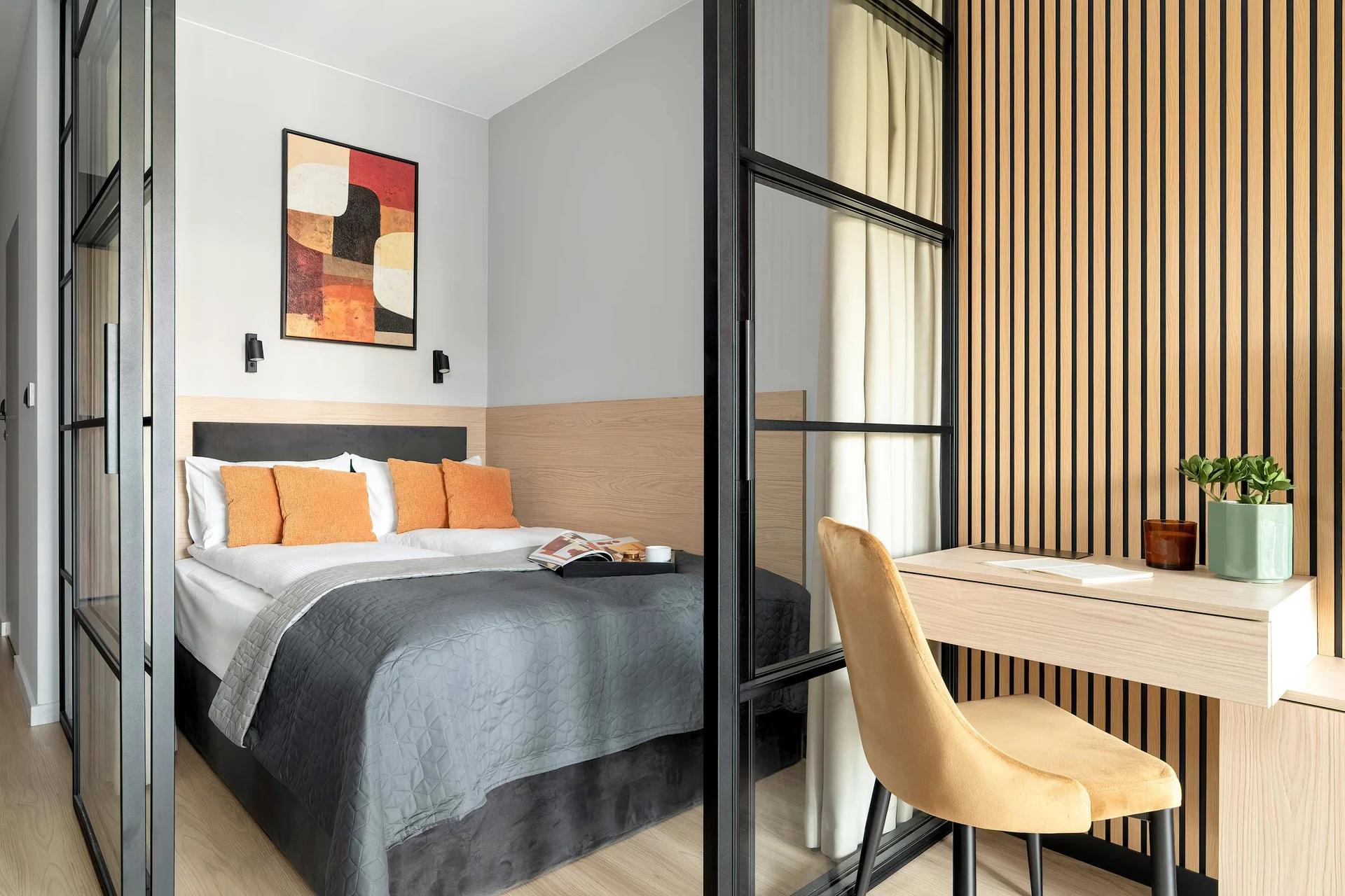 Comfortable studio with a double bed, wardrobe and modern decorative details.
