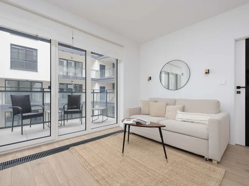 Jasny Apartament z Balkonem | Miejsce do Pracy – zdjęcie 1