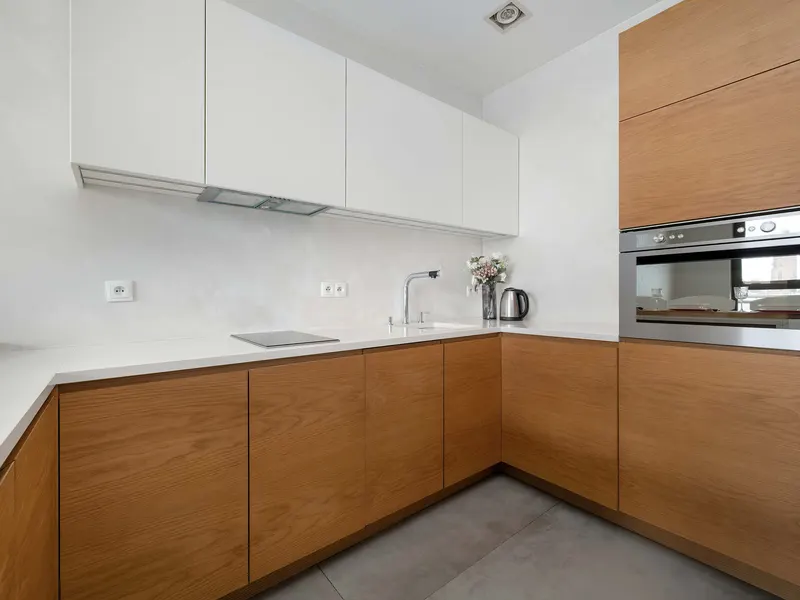 Geräumiges Appartement mit Balkon | Blick auf die Stadt | Parkplatz – Foto 3