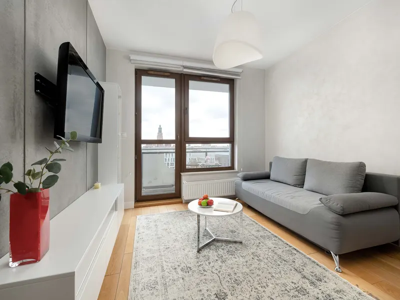 Geräumiges Appartement mit Balkon | Blick auf die Stadt | Parkplatz – Foto 1
