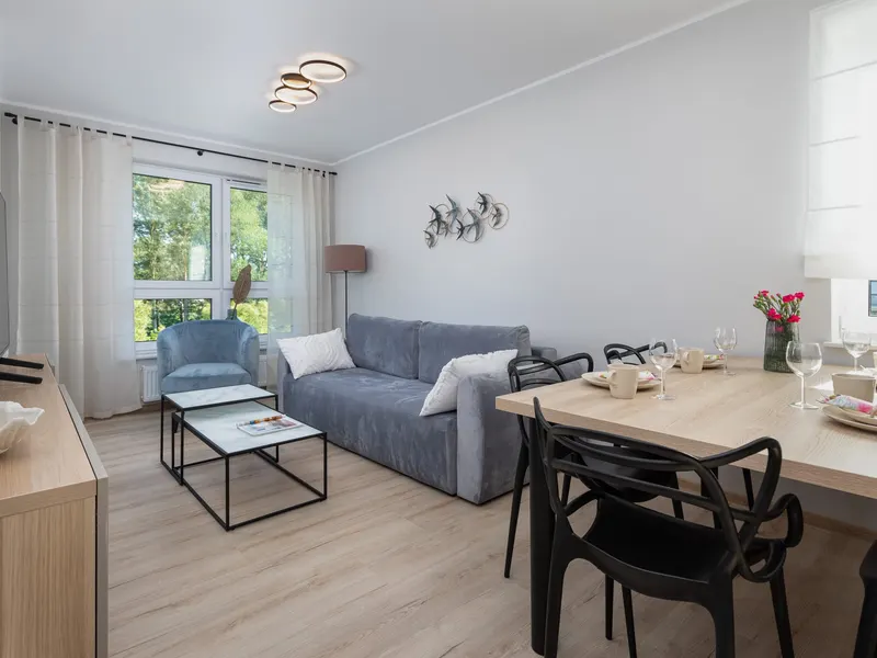 Jasny Apartament z Balkonem | Miejsce do Pracy – zdjęcie 1