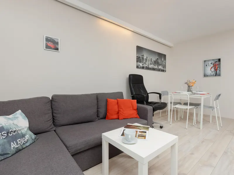 Apartament w Centrum | Blisko Metra i Złotych Tarasów – zdjęcie 1