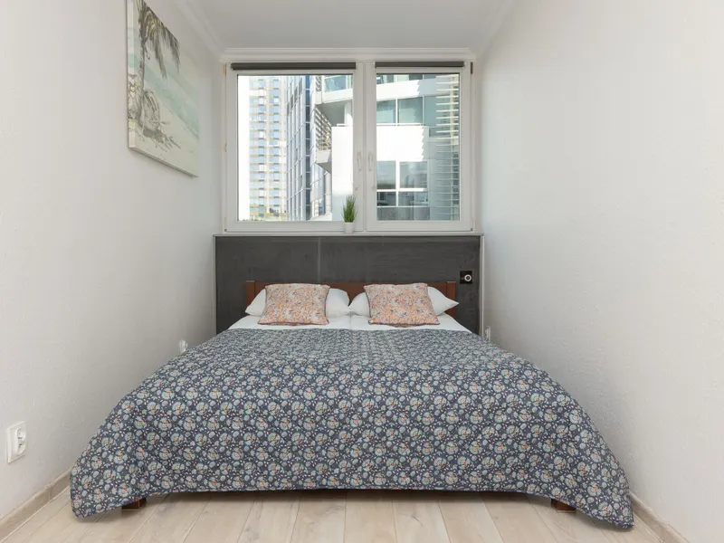 Apartament w Centrum | Blisko Metra i Złotych Tarasów – zdjęcie 2