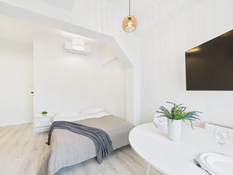 Klimatyzowane Studio z Balkonem | 500 m do Metra – zdjęcie 1