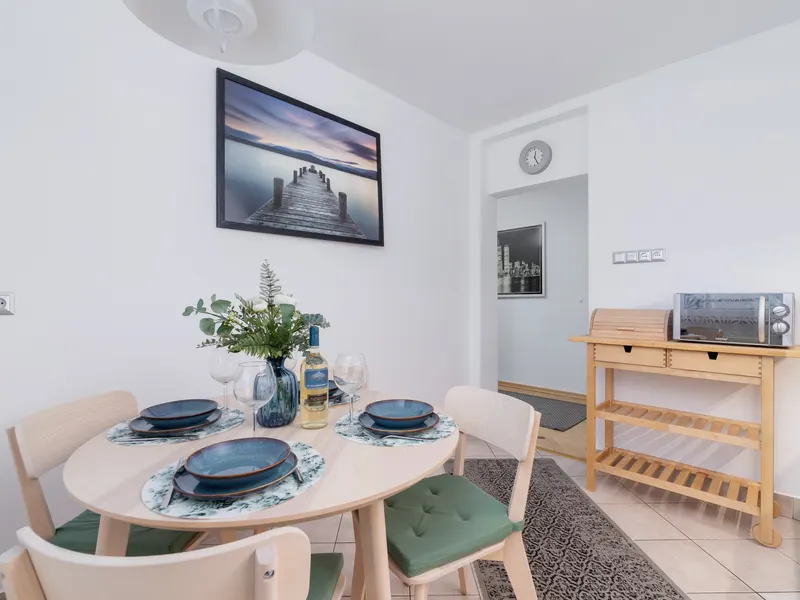 Sunny Apartment with Balcony | Parking & Workspace – photo 4