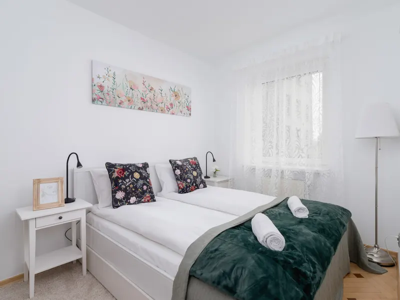 Sunny Apartment with Balcony | Parking & Workspace – photo 2