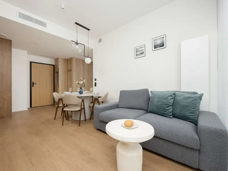 Komfortowy Apartament w Centrum | Klimatyzacja | Miejsce do Pracy – zdjęcie 1