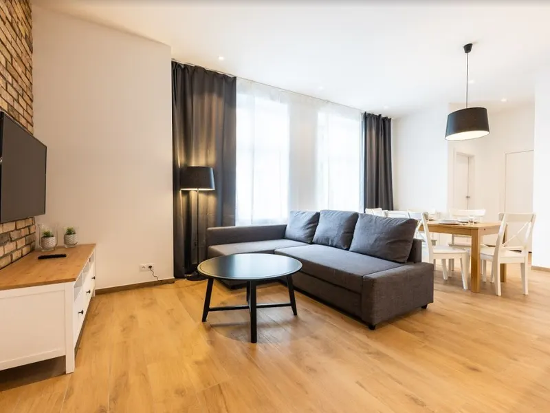 Przestronny Apartament w Centrum | 3 Sypialnie i Balkon – zdjęcie 1