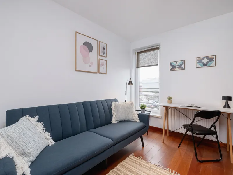 Charmante Wohnung mit Balkon | Parkplatz | Arbeitsplatz – Foto 4
