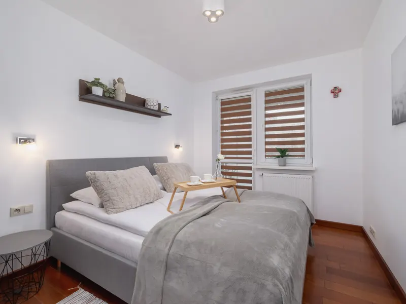 Charmante Wohnung mit Balkon | Parkplatz | Arbeitsplatz – Foto 2