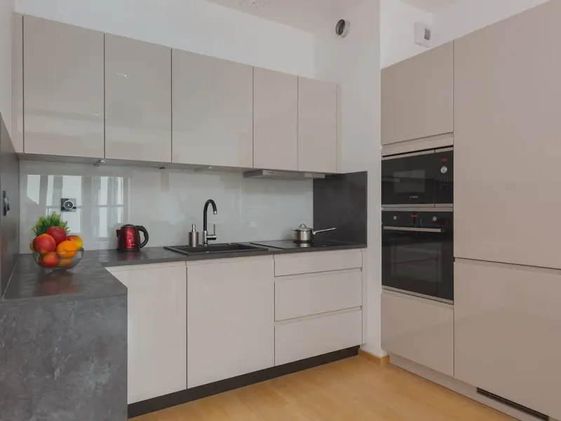 Modernes Apartment | Parkplatz in der Garage | Balkon – Foto 3