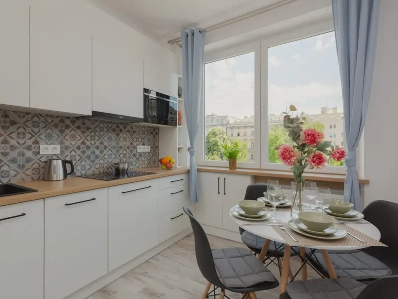 Eleganckie Studio w Centrum | Balkon i Miejsce do Pracy – zdjęcie 4