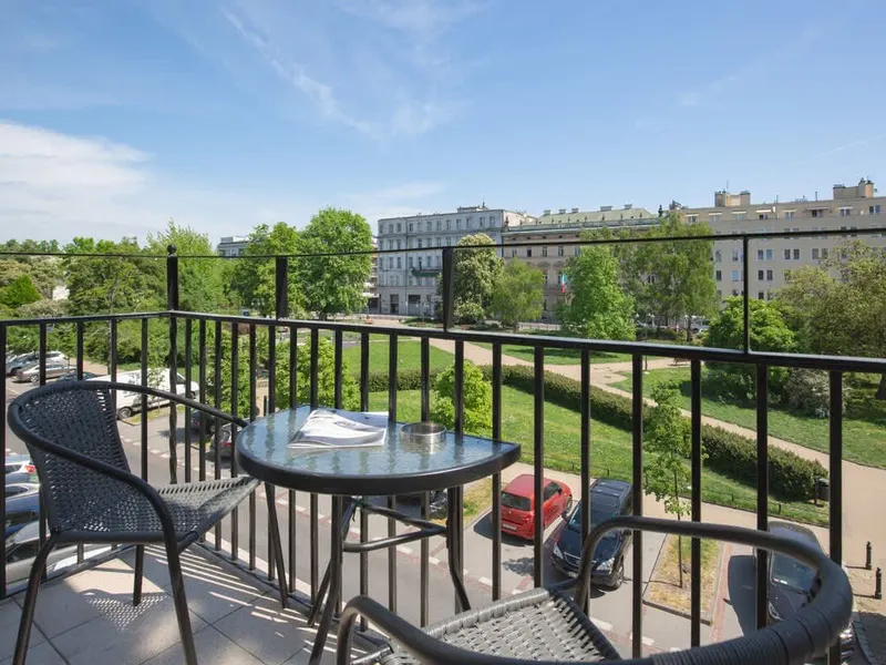 Eleganckie Studio w Centrum | Balkon i Miejsce do Pracy – zdjęcie 5