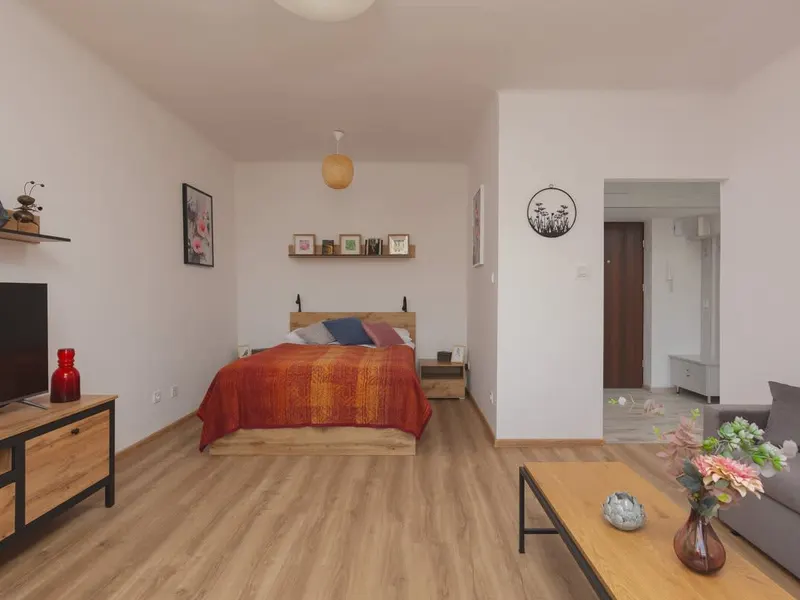 Eleganckie Studio w Centrum | Balkon i Miejsce do Pracy – zdjęcie 3