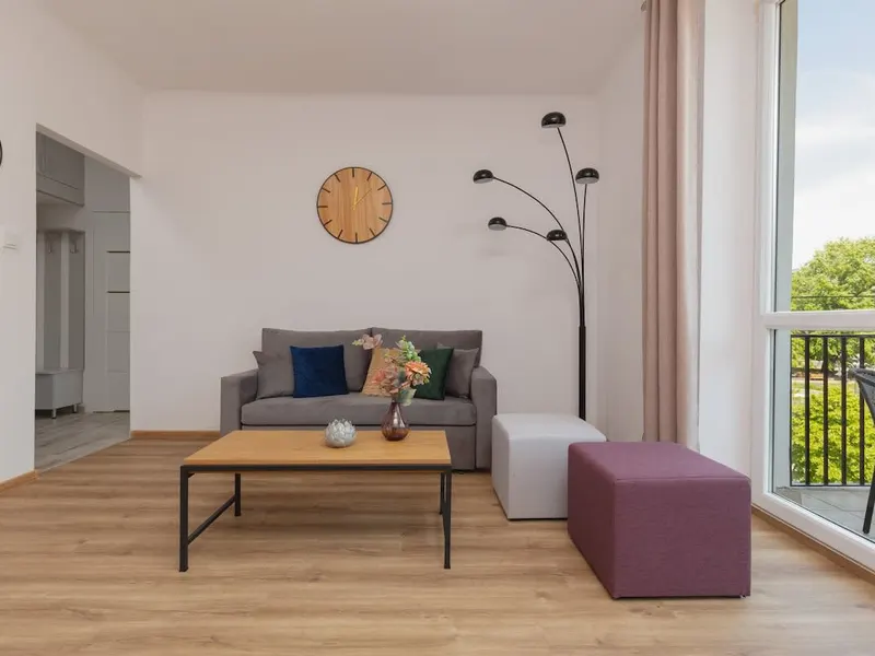 Eleganckie Studio w Centrum | Balkon i Miejsce do Pracy – zdjęcie 1