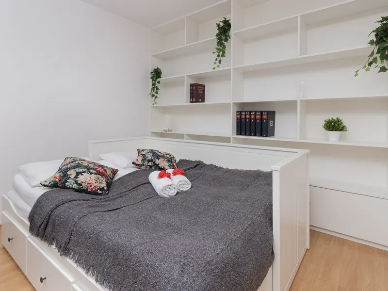 Classic Apartment with a Balcony | Bathtub | Near the Metro – photo 2