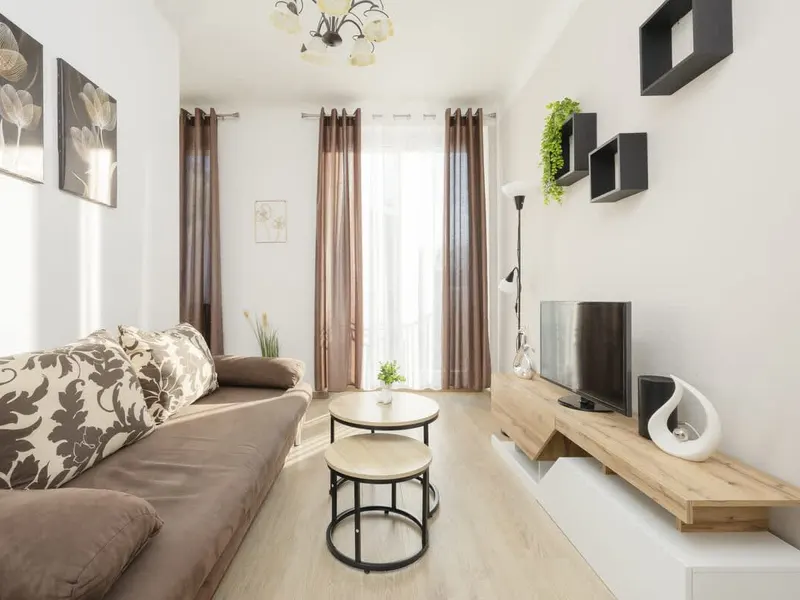 Komfortowy Apartament | Blisko Lasu i Metra, Balkon – zdjęcie 1