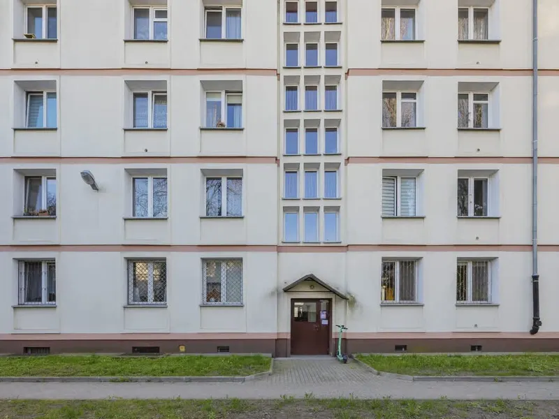 Komfortowy Apartament | Blisko Lasu i Metra, Balkon – zdjęcie 5