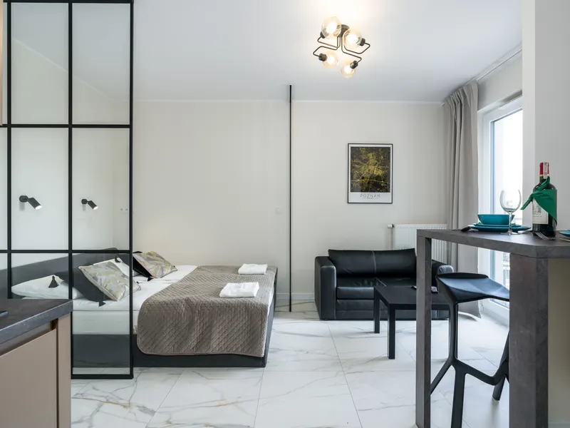 Elegantes Studio im Zentrum | Balkon und Arbeitsbereich – Foto 1