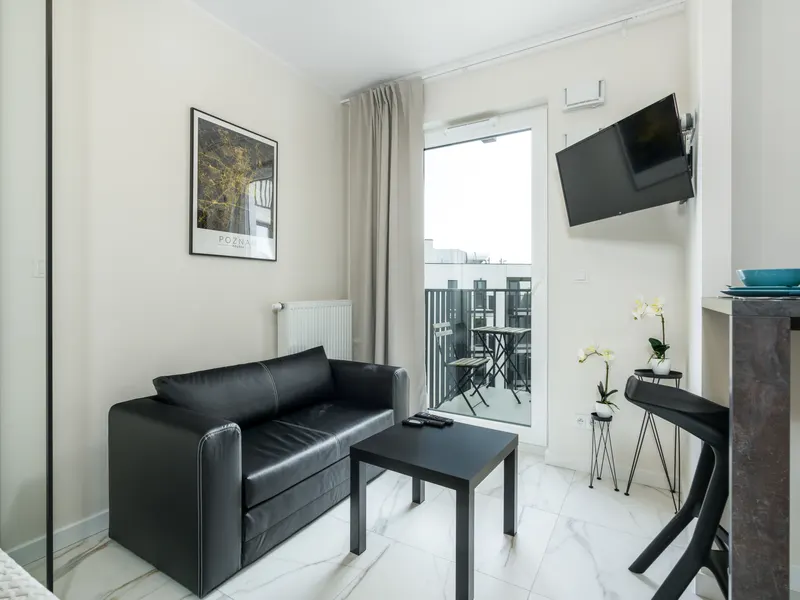 Elegantes Studio im Zentrum | Balkon und Arbeitsbereich – Foto 2