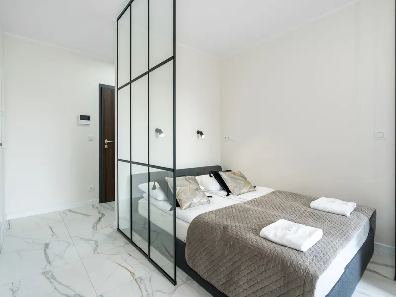 Elegantes Studio im Zentrum | Balkon und Arbeitsbereich – Foto 4
