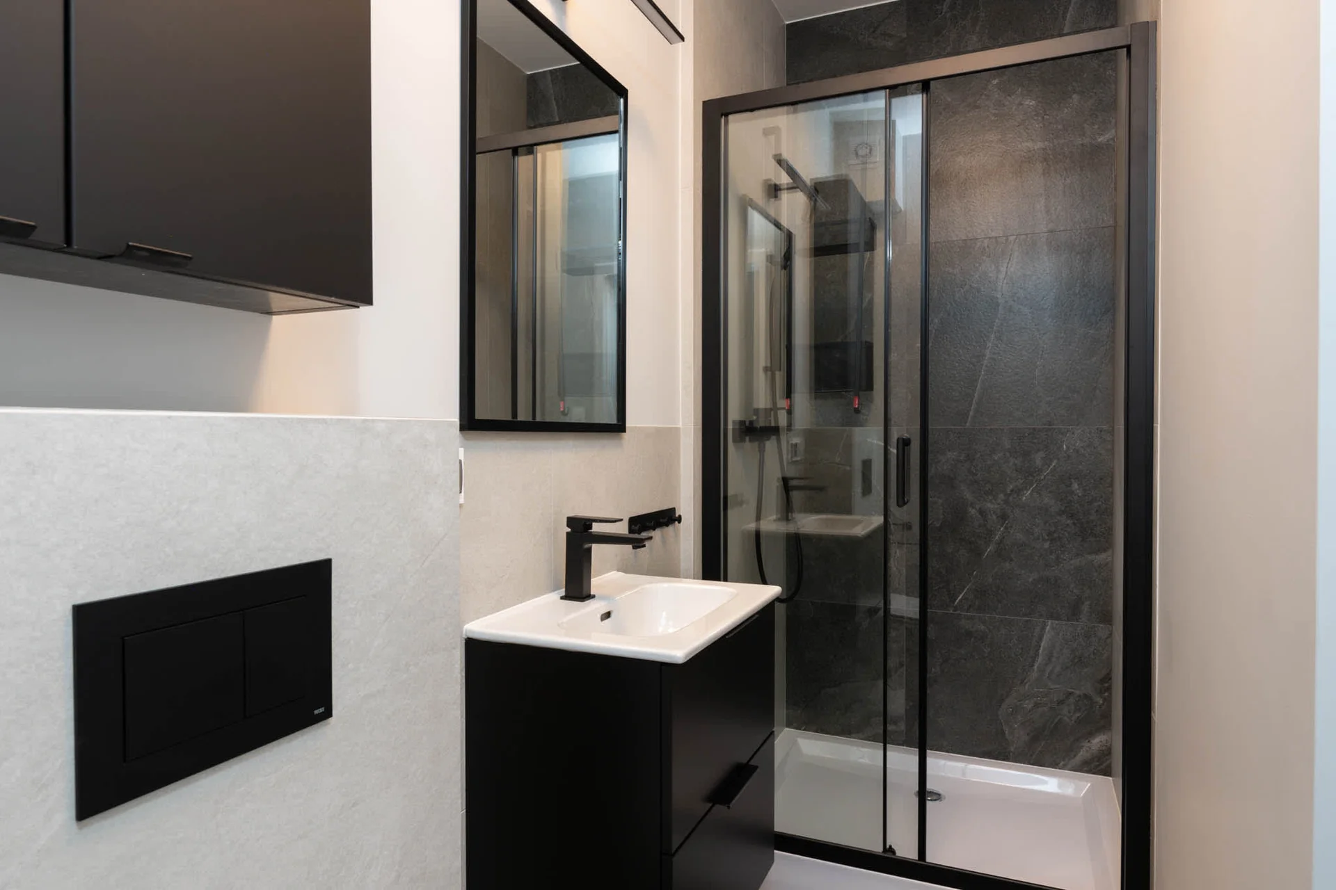 Stylish and modern bathroom with shower.