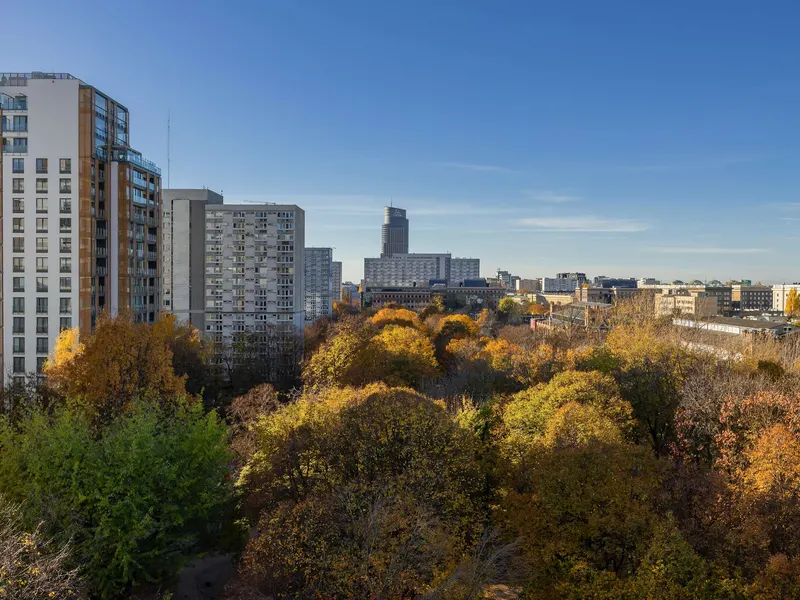 Wohnung im Zentrum | Blick auf den Park und 500 m zur Metro – Foto 3