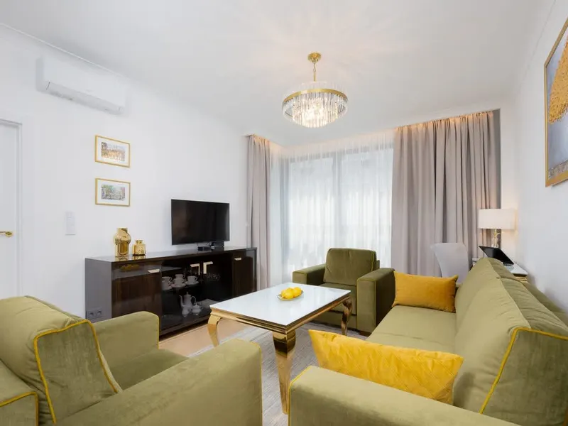 Elegant Apartment in the Center | Balcony and Workspace – photo 2
