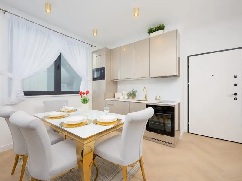 Elegant Apartment in the Center | Balcony and Workspace – photo 3