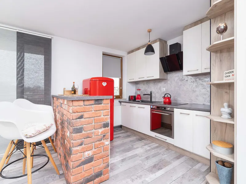 Stylish Apartment with Balcony | Workspace – photo 3