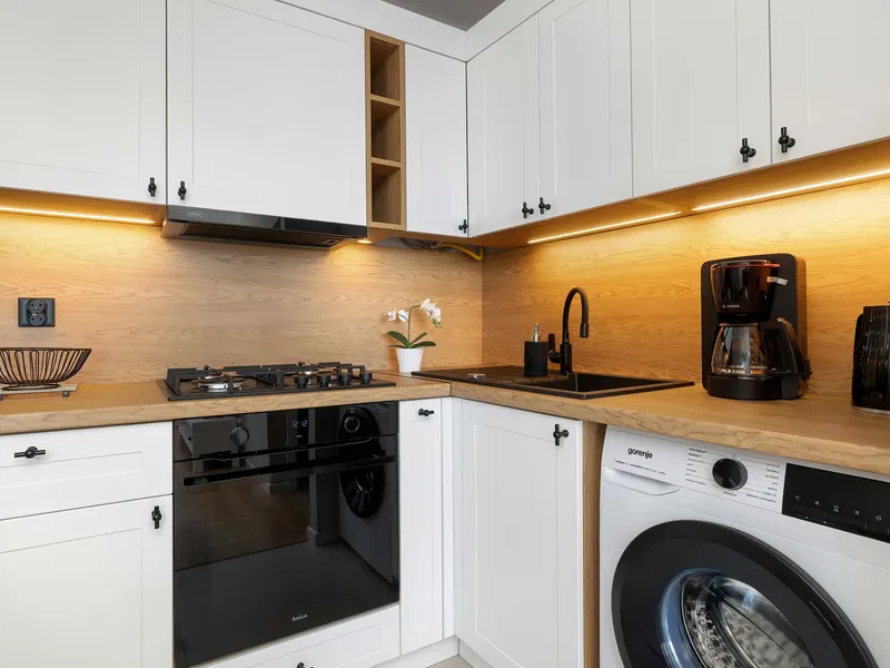 Słoneczny Apartament | Balkon z Widokiem i Miejsce do Pracy – zdjęcie 4