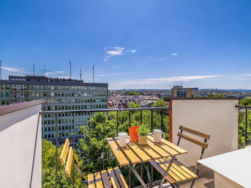 Słoneczny Apartament | Balkon z Widokiem i Miejsce do Pracy – zdjęcie 5