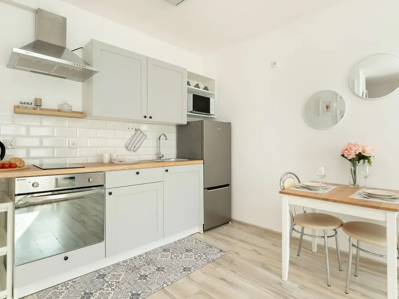 Spacious Apartment | Balcony and Peaceful Neighborhood – photo 4