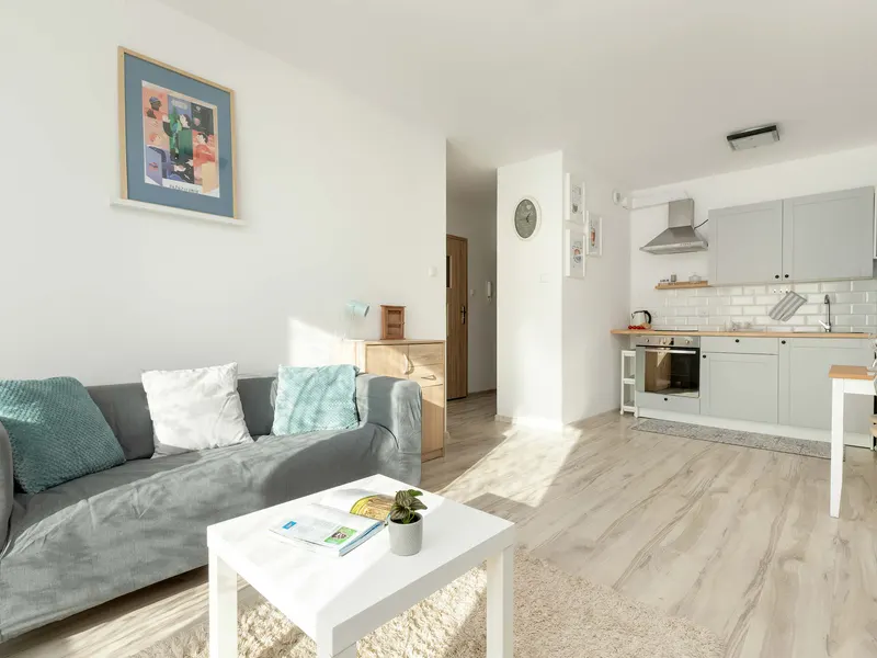 Spacious Apartment | Balcony and Peaceful Neighborhood – photo 1