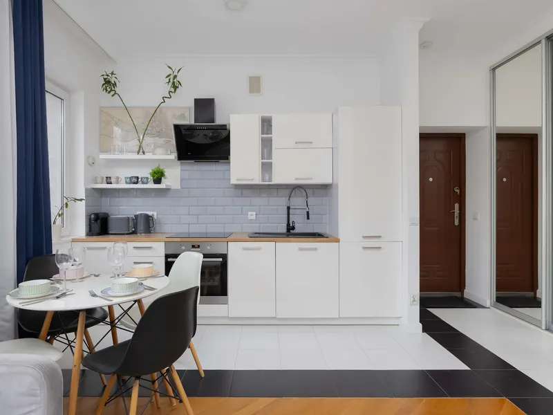 Apartament z Balkonem w Centrum | Klimatyzacja i Widok – zdjęcie 4