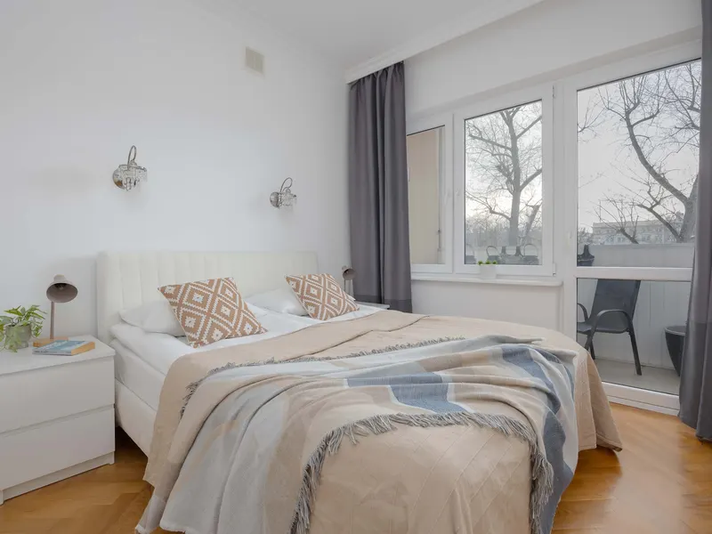 Apartament z Balkonem w Centrum | Klimatyzacja i Widok – zdjęcie 1