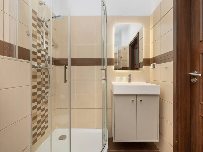 Przestronny Apartament z Balkonem | Blisko Parku Zdrojowego – zdjęcie 4