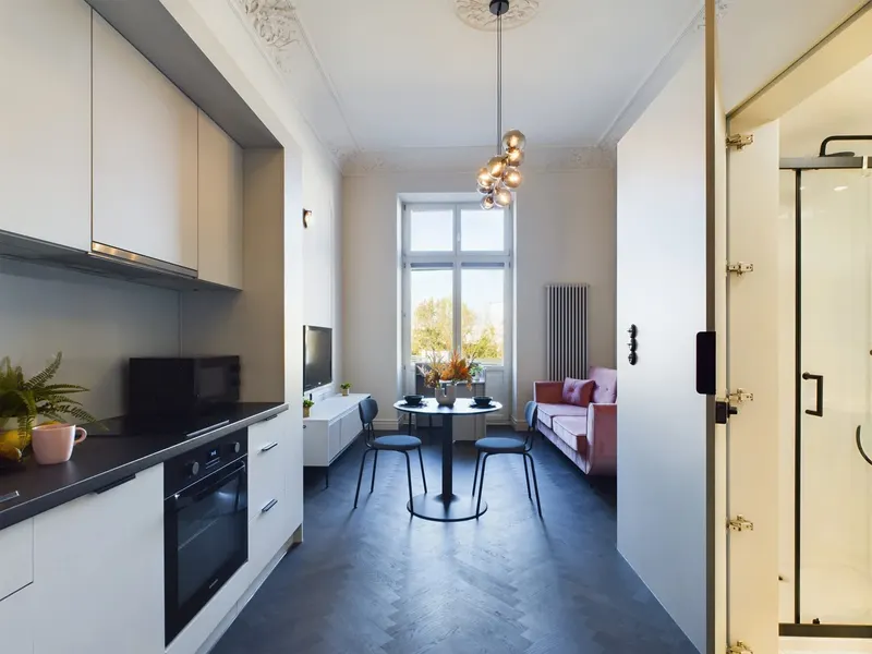 Klimatyczny Apartament w Centrum | Balkon Francuski | Miejsce do Pracy – zdjęcie 1