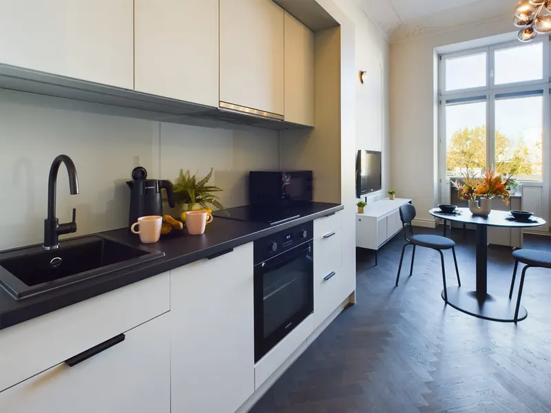 Klimatyczny Apartament w Centrum | Balkon Francuski | Miejsce do Pracy – zdjęcie 5