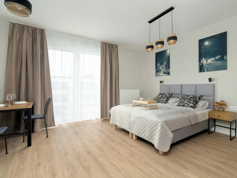 Nowoczesne Studio w Poznaniu | Balkon i Parking – zdjęcie 1