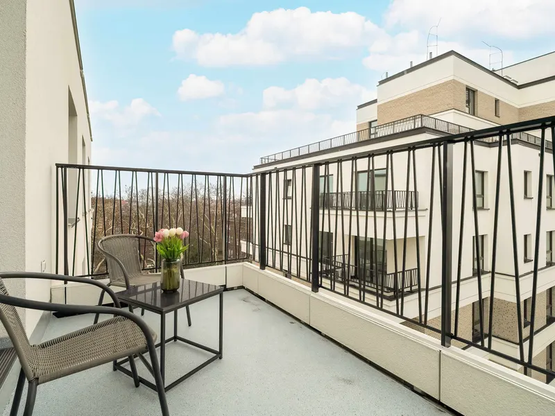 Nowoczesne Studio w Poznaniu | Balkon i Parking – zdjęcie 4