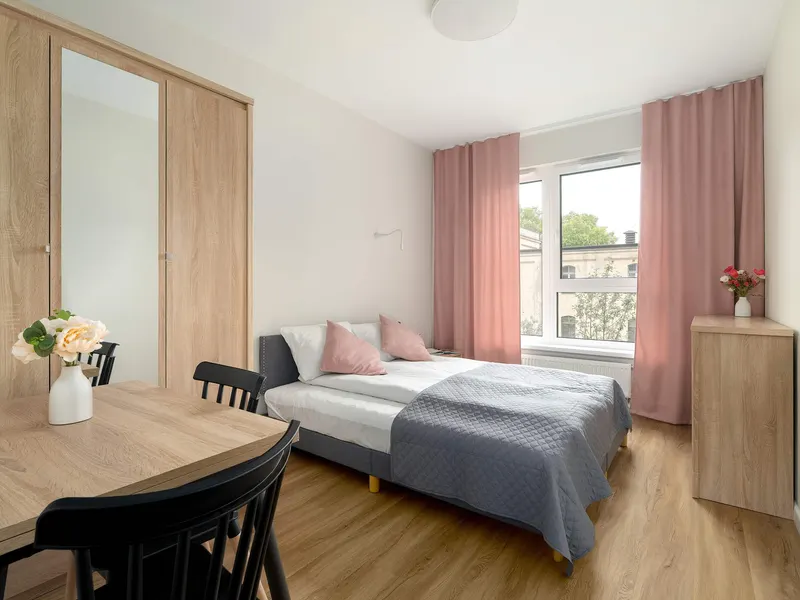 Przestronny Apartament | Parking, Biurko i Balkon – zdjęcie 2