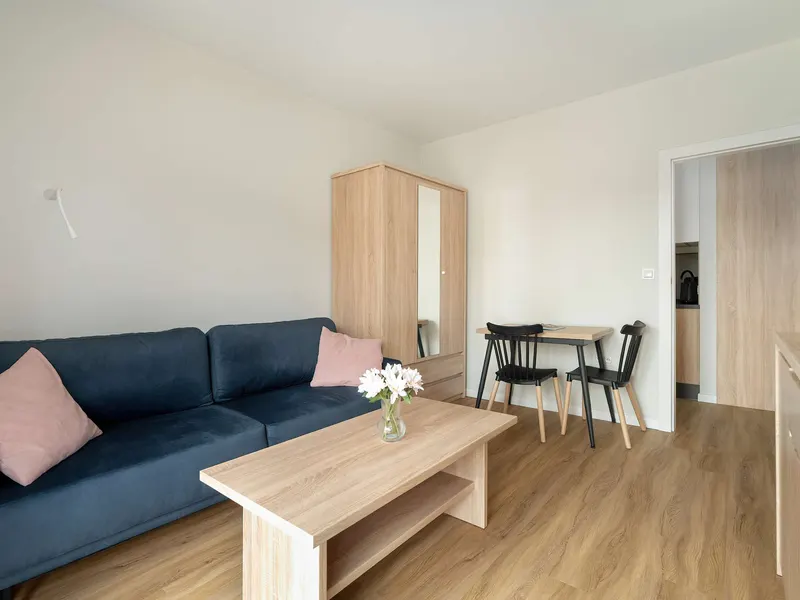 Przestronny Apartament | Parking, Biurko i Balkon – zdjęcie 1