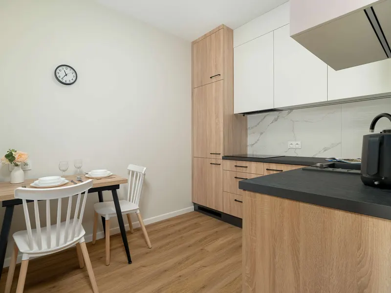 Przestronny Apartament | Parking, Biurko i Balkon – zdjęcie 4